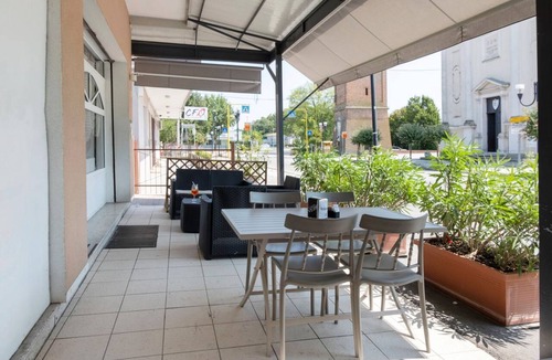 Peraga House | Studio with private bathroom is a part of the San Vincenzo Rooms Guest House and is perfect for 2 guests. The accommodation is located in the renovated period building in Vigonza, which is 10 minutes by car from the center of Padua and on the direct rout