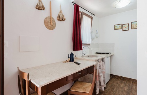 Rilievo Apartment | Studio 'Zirafa' with Shared Garden, Wi-Fi and Air Conditioning