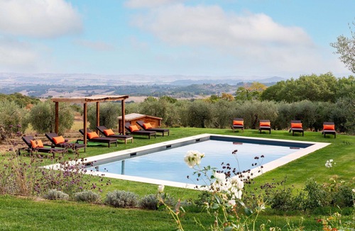 Sarteano Villa | Stunning private villa with A/C, WIFI, hot tub, private pool, TV and patio, close to Montepulciano