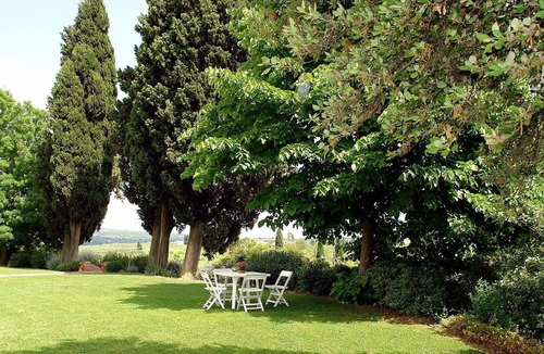 Vinci Villa | Stunning private villa for 10 guests with private pool, WIFI, TV, patio, pets allowed and parking