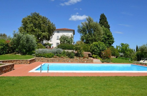Vinci Villa | Stunning private villa for 10 guests with private pool, WIFI, TV, patio, pets allowed and parking