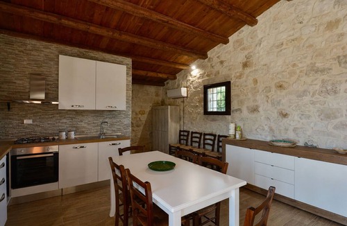 Chiaramonte Gulfi Villa | Stunning private villa with WIFI, private pool, A/C, TV, patio, pets allowed and panoramic view