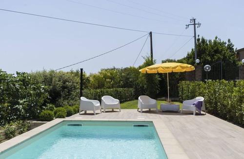 Lake Bracciano Villa | Stunning private villa for 14 people with A/C, private pool, WIFI, TV, patio and pets allowed