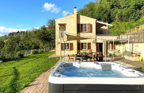 Ripatransone Villa | Stunning private villa with WIFI, hot tub, pool, terrace, pets allowed and panoramic view