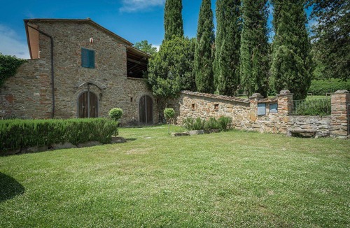 Bucine Villa | Stunning private villa for 20 guests with WIFI, private pool, patio, pets allowed and panoramic .