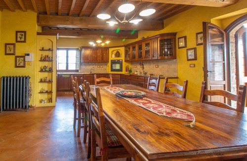 Umbertide Villa | Stunning private villa for 9 people with WIFI, TV, balcony and pets allowed