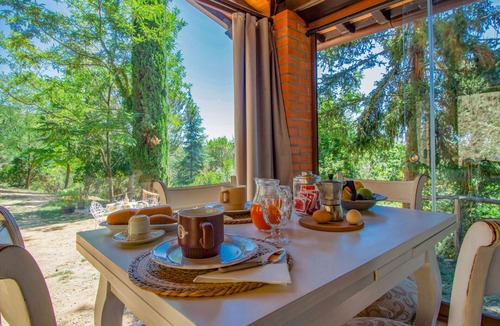 Macchino House | Stunning private villa for 2 guests with WIFI, A/C, hot tub, TV, patio and pets allowed