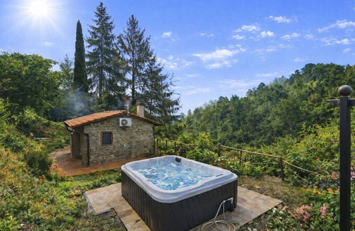 Macchino House | Stunning private villa for 2 guests with WIFI, A/C, hot tub, TV, patio and pets allowed