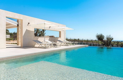 Rosolini Villa | Stunning private villa for 4 guests with WIFI, private pool, A/C, TV, terrace and panoramic view