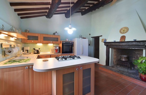 Paciano Villa | Stunning private villa for 8 guests with hot tub, WIFI, private pool, TV, balcony and pets allowed
