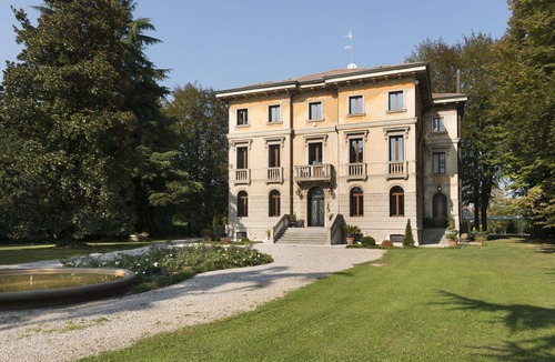 Saonara Villa | Stunning private villa for 17 people with A/C, WIFI, TV, terrace and pets allowed, close to Padua