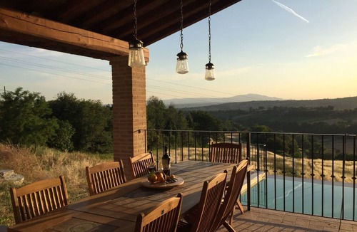 Schifanoia Villa | Stunning Umbrian Farmhouse and infinity pool with views of the valley D'orza