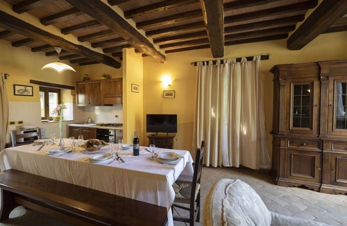 Pieve di Chio House | Stunning villa for 10 people with WIFI, private pool, TV, patio and pets allowed