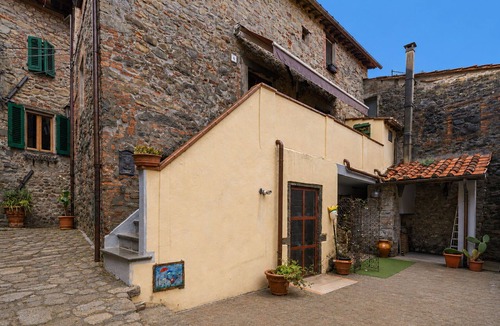 Collodi House | Stunning villa for 6 guests with WIFI, TV, veranda and pets allowed, close to Lucca