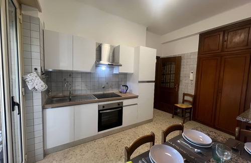 Rome Apartment | Sunny 2BR Apartment near Vatican AC Bus 98 to Centre