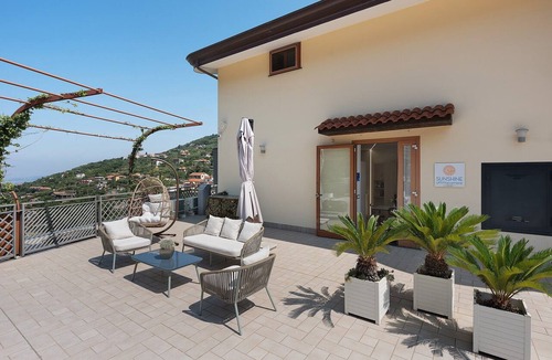 Piazza-Tralia-Pendolo Apartment | "Sunshine" Apartment with Sea View, Wi-Fi, and Air Conditioning