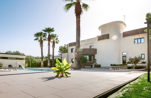 Taranto Villa | The GigaSuite - Infinity Pool & SPA | 20 Guests | Directly Managed by Owners