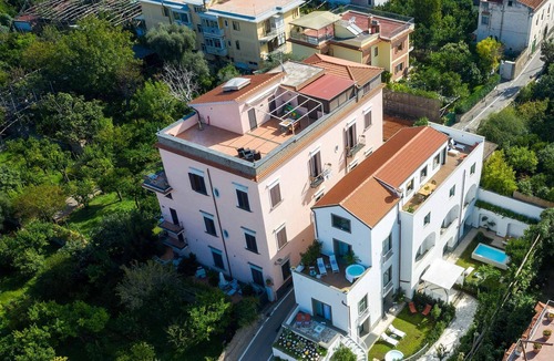 Sant'Agnello Villa | The Ivy Villa with garden, pool and jacuzzi