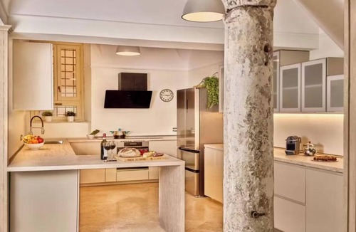 Rione II Trevi Apartment | THE ROMAN TOWNHOUSE - JUST STEPS FROM THE LEGENDARY TREVI FOUNTAIN - 300 SQM