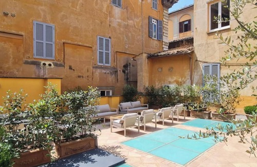 Rione II Trevi Apartment | THE ROMAN TOWNHOUSE - JUST STEPS FROM THE LEGENDARY TREVI FOUNTAIN - 300 SQM
