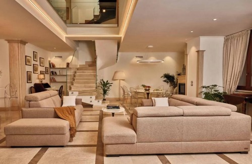 Rione II Trevi Apartment | THE ROMAN TOWNHOUSE - JUST STEPS FROM THE LEGENDARY TREVI FOUNTAIN - 300 SQM
