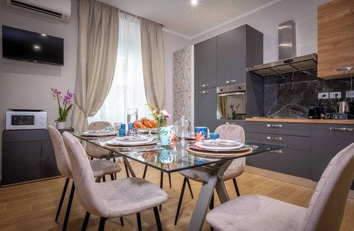 San Giovanni Apartment | The Suitest Rome, cozy apartment for groups a stone's throw from the Colosseum