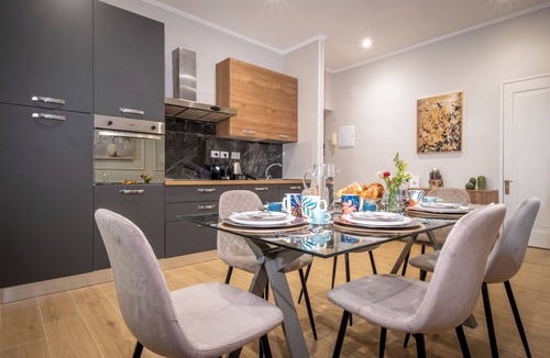 San Giovanni Apartment | The Suitest Rome, cozy apartment for groups a stone's throw from the Colosseum