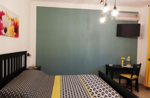 Isola Sacra Bed & Breakfast | The Yellow House