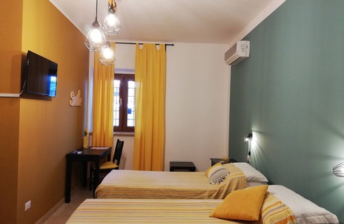 Isola Sacra Bed & Breakfast | The Yellow House