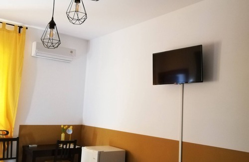 Isola Sacra Bed & Breakfast | The Yellow House