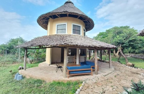 Shimoni Apartment | Tiny house, kitchen downstairs