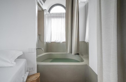 Viterbo Apartment | Torre Subrosa, vasca in camera cromoterapia