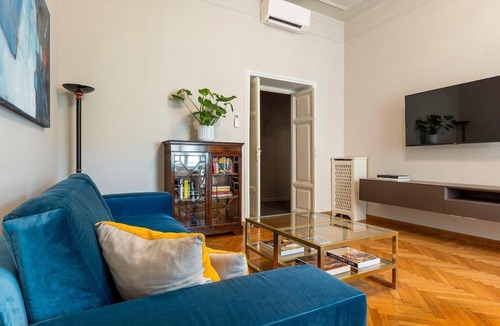 Rione II Trevi Apartment | TreasureRome Spanish Steps Family