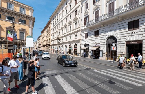 Rione II Trevi Apartment | TreasureRome Spanish Steps Family