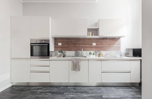 Historic Center Apartment | Tristano e Isotta: Bright Three-room 6 Adults