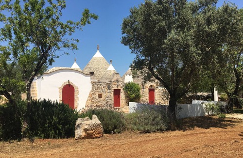 Ceglie Messapica House | TRULLO CINCIARELLA, 10x5mt. SALT WATER POOL, 2 acres olive trees, STARLINK wifi