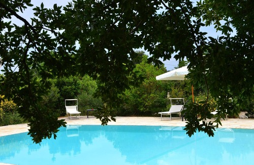 Specchiaruzzo House | Trullo 'Corte Del Camedrio 2' with Shared Terrace, Wi-Fi and Air Conditioning