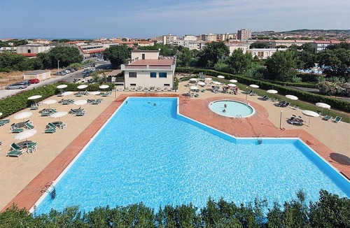 San Vincenzo Apartment | TWO-ROOM APARTMENT SLEEPS 5 IN THE COOP AREA