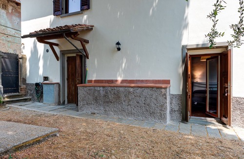 Lastra a Signa Apartment | 'Ulivo Suite with Garden' Room with Mountain View, Wi-Fi, and Air Conditioning