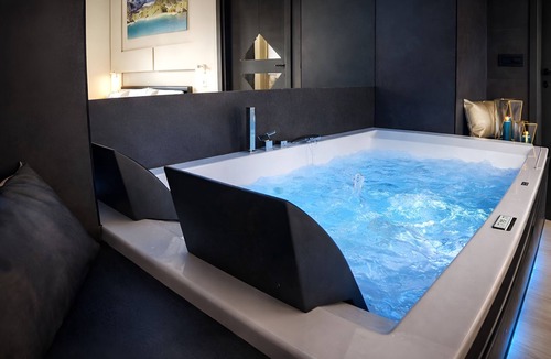 Rione IV Campo Marzio Apartment | Ultra-Luxury Private Spa Suite at the Spanish Steps