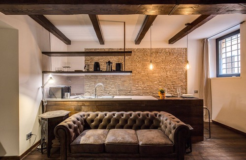 Rione III Colonna Apartment | Unique superior suite at a stone from Trinità dei monti and trevi fountain with all the comfort.