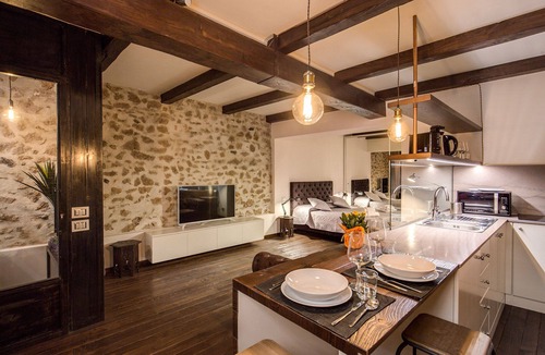 Rione III Colonna Apartment | Unique superior suite at a stone from Trinità dei monti and trevi fountain with all the comfort.