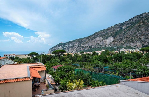Piano di Sorrento Apartment | Unit 8 - Bright Apartment Near the Beach & Downtown