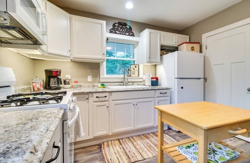 Cotter Cottage | Updated Cotter Cottage: Walk to White River!
