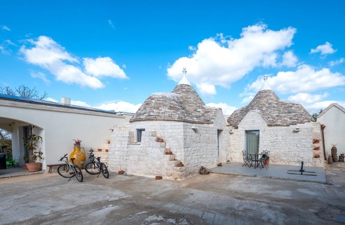 Martina Franca House | Vacation Home "La Valle dei Trulli" with Private Garden, Whirlpool & Wi-Fi
