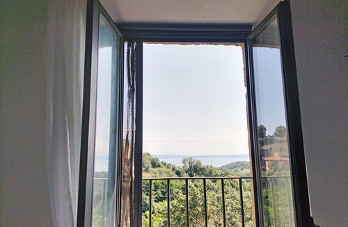 Lake Bracciano Apartment | Vacation house with lake and castle view in the center of Bracciano.