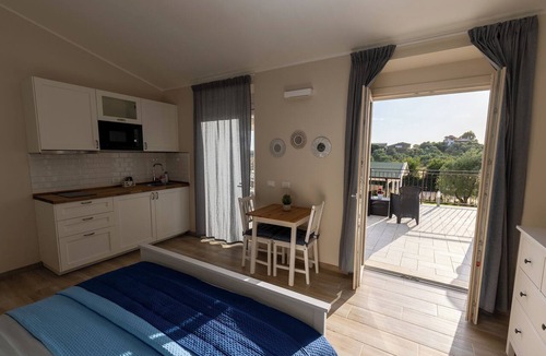 Tragliatella Apartment | Venere Studio Apartment: a self-contained, fully equipped studio surrounded by greenery