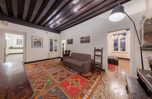 Dorsoduro Apartment | Venice with enchanting canal view - 5 minutes walk from the station