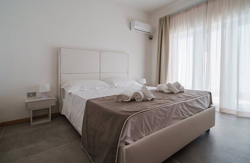 Serramezzana House | Villa Alfea G: A welcoming apartment situated in a secluded location surrounded by meadows and by green hills, with Free WI-FI.