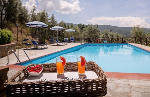 Pieve di Chio House | Villa Angelisa B: A characteristic and welcoming apartment surrounded by meadows and by green hills, with Free WI-FI.